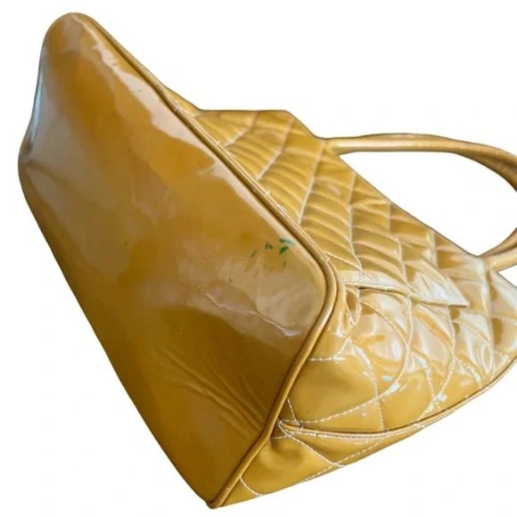 CHANEL QUILTED patent MEDALLION TOTE - Picture 8 of 15